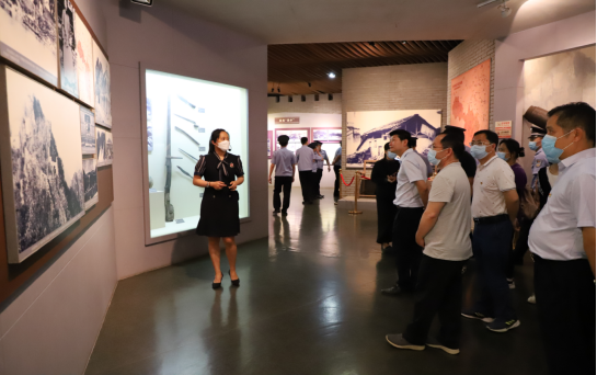 公司党总支部清明祭扫龙州烈士陵园